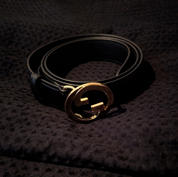 Gucci Elegant Black Belt with Gold Emblem - Picture 1 of 4